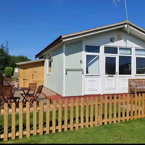  Holiday home The Salty Sea Dog - Dog Friendly And 2 Minutes Walk To The Beautiful, Golden United Kingdom