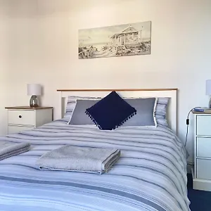  Holiday home Bero Terrace, Only A Minutes Walk To The Beach! United Kingdom